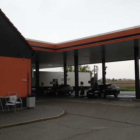 Bed and Breakfast Bed & Parking Eurobit Hrusky  Экстерьер фото